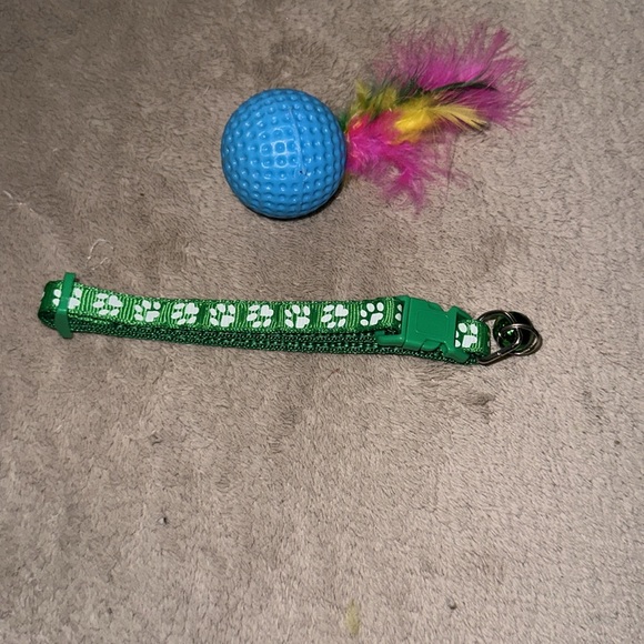 Cat green paw print adjustable collar with bonus feather ball toy New - Picture 2 of 3